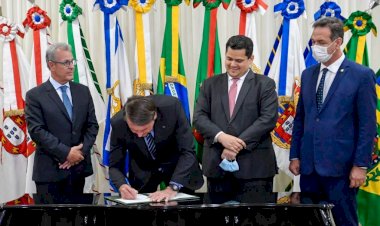 Com Davi na cola, Bolsonaro assina MP que vai isentar pagamento de luz aos amapaenses, em novembro