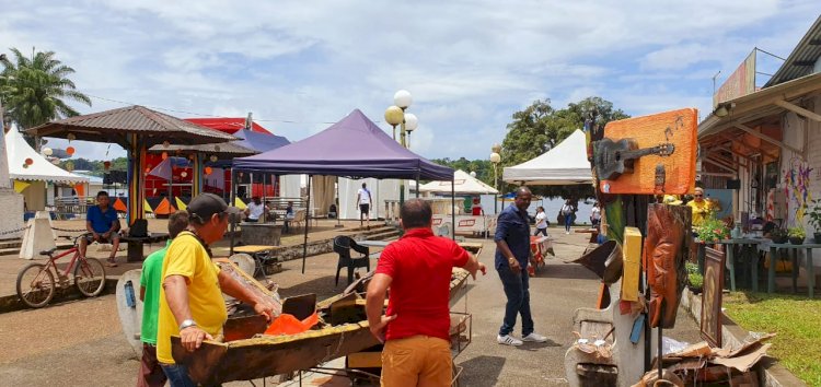 Mini feira de Sant-Georges de Oiapoque com a participação de brasileiros. 