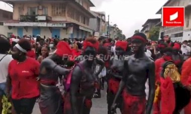 Muita gente para os desfiles de carnaval neste domingo em Caiena