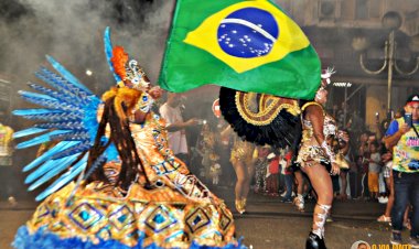 Brasileiros na fronteira no encerramento do Carnaval de Saint-Georges. Onde tiver Carnaval terá brasileiro.