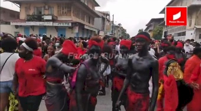 Muita gente para os desfiles de carnaval neste domingo em Caiena