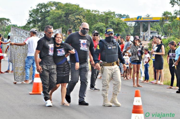 Quase um mês Pracuúba busca solução pela morte dos pescadores fazendo protesto na BR 156