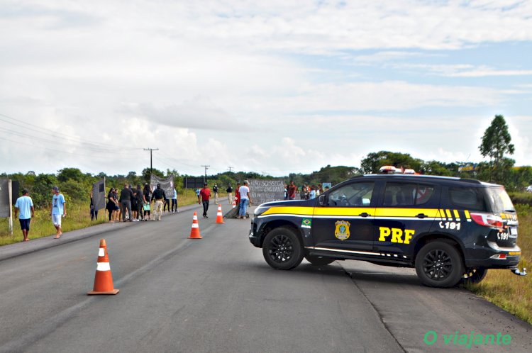 Quase um mês Pracuúba busca solução pela morte dos pescadores fazendo protesto na BR 156