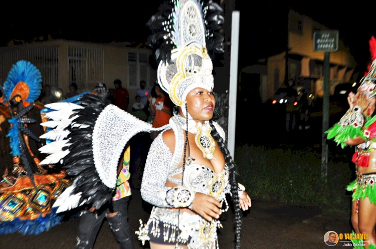 Brasileiros na fronteira no encerramento do Carnaval de Saint-Georges. Onde tiver Carnaval terá brasileiro.