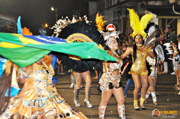 Brasileiros na fronteira no encerramento do Carnaval de Saint-Georges. Onde tiver Carnaval terá brasileiro.