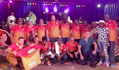 Grupo Sambarte e Jeitinho Kriolo fazem apresentação durante aniversário de Saint-Georges.