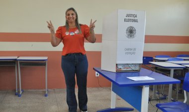 Dayse Marques vota na seção 35 da escola Vidal de Negreiros.