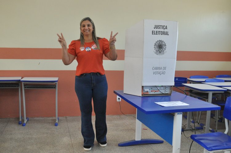 Dayse Marques vota na seção 35 da escola Vidal de Negreiros.