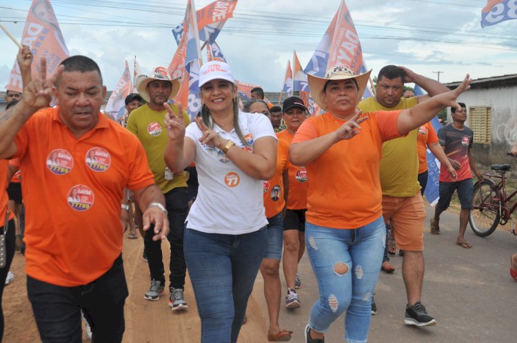 Deputada eleita, Dayse Marques na caminhada do agradecimento pelas ruas de Amapá.