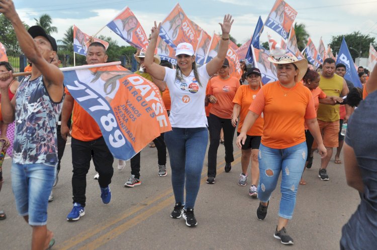 Deputada eleita, Dayse Marques na caminhada do agradecimento pelas ruas de Amapá.