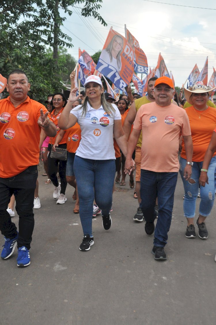 Deputada eleita, Dayse Marques na caminhada do agradecimento pelas ruas de Amapá.