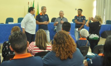 O prefeito, Carlos Sampaio de Amapá, recebe novos diligentes do Sebrae.   