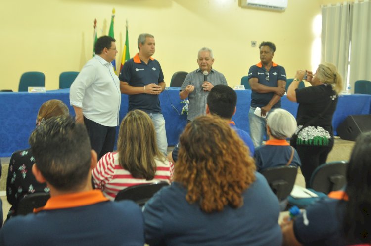 O prefeito, Carlos Sampaio de Amapá, recebe novos diligentes do Sebrae.   