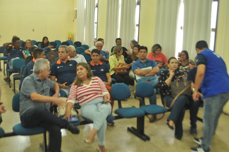 O prefeito, Carlos Sampaio de Amapá, recebe novos diligentes do Sebrae.   