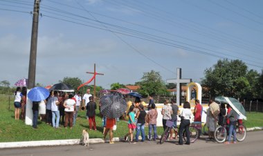Procissão da Via Sacra até a Santa da Nossa Senhora do Tempo: momento de reflexão e homenagem aos pescadores em Amapá