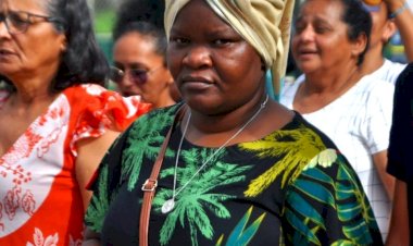 Irmã Esperança incorpora suas tradições culturais em sua vestimenta diária e transmite a herança cultural africana através de seus trajes em Amapá.