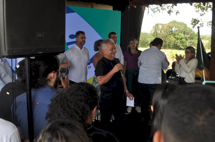 UEAP inaugura novo campus na região dos lagos com presença de autoridades políticas com discurso emocionado do prefeito Carlos Sampaio.