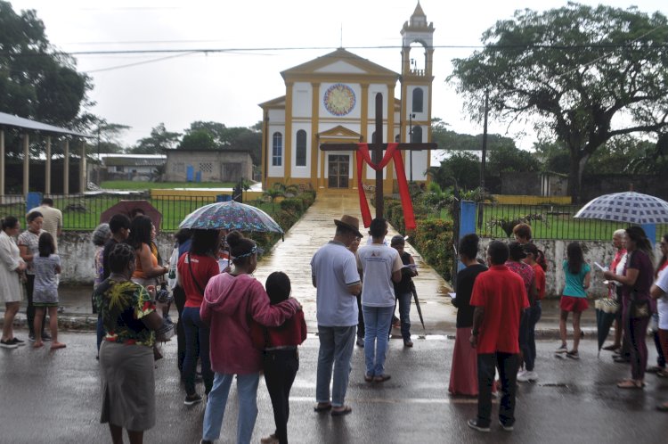 Procissão da Via Sacra até a Santa da Nossa Senhora do Tempo: momento de reflexão e homenagem aos pescadores em Amapá