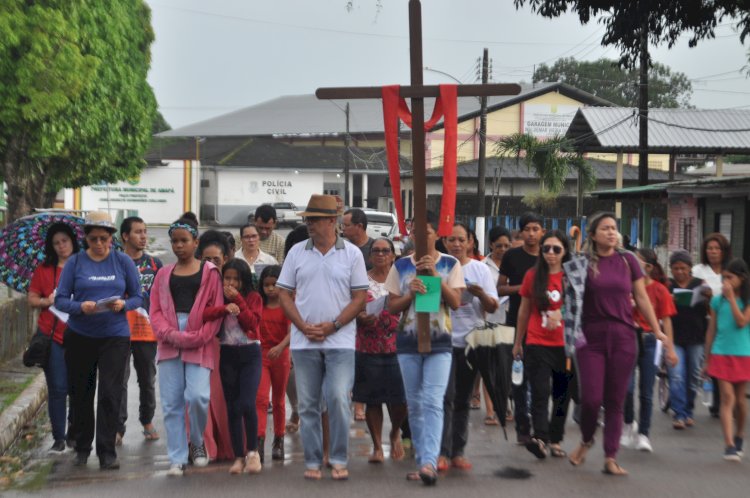 Procissão da Via Sacra até a Santa da Nossa Senhora do Tempo: momento de reflexão e homenagem aos pescadores em Amapá