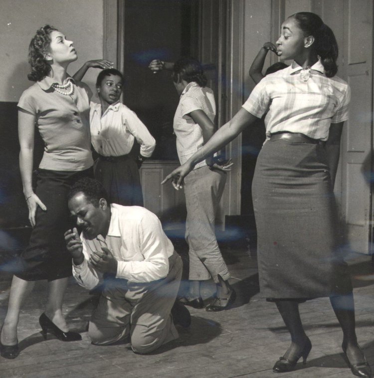 O Teatro Experimental do Negro (TEN) teve sua estreia em 1945 com a peça O imperador Jones, de Eugene O’Neill que cedeu gratuitamente os direitos para encenar o texto.