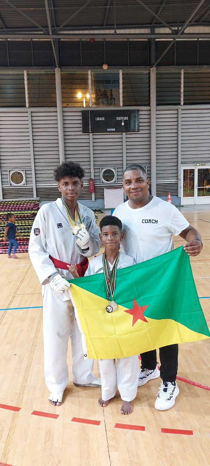 Jovem Atleta neto de guianense com Brasileiro Conquista Ouro em Torneio Internacional de Taekwondo no Suriname.