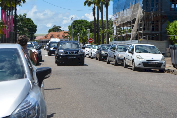 Desafios Mineiros e Questões Coloniais na Visita de Macron à Guiana Francesa