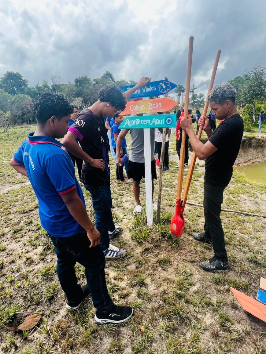 Estudantes produzem e fixam placas educativas em pontos turísticos do município de Amapá