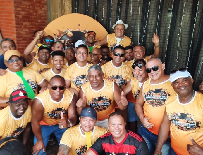 Encontro de amigos dos anos 80 e 90 marca domingo de nostalgia, dança e amizade