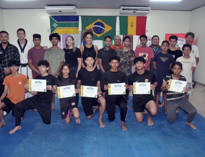 Alunos da Escola Maria Esmeralda de Moura conquistam faixa amarela em exame de Taekwondo