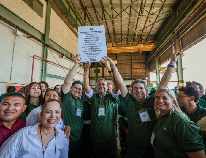 São famílias que voltam a ter dignidade com a geração de mil empregos', afirma Clécio ao entregar licença que autoriza retomada da mineração no Amapá